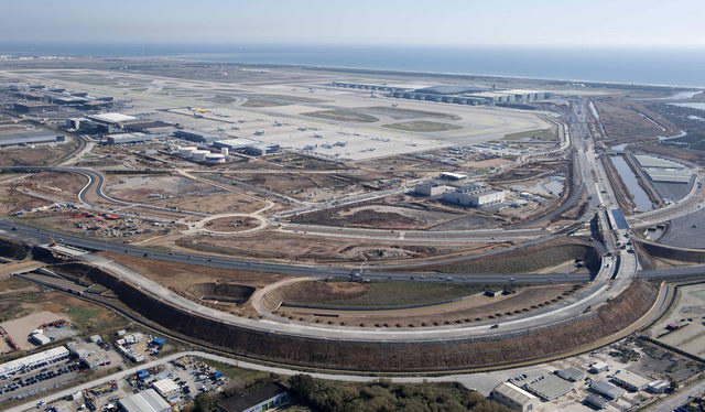 Panor�mica de la nova carretera d'acc�s a la nova terminal T1 de l'aeroport de Barcelona-El Prat (Febrer 2009)